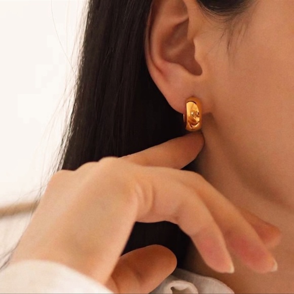 💕18K Gold Plated Emma Hoop Earrings - Picture 6 of 7